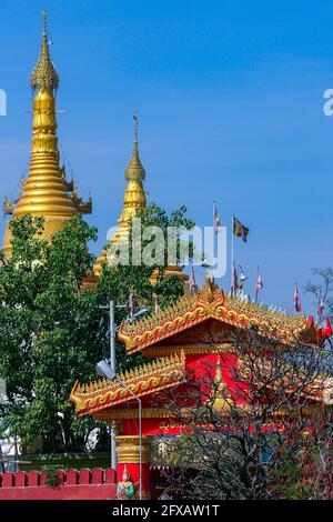 Temples bouddhistes sur la colline de Sagaing près de la ville de Sagaing en Birmanie. De nombreux pagodes, temples et monastères dominent les collines le long de la crête Banque D'Images