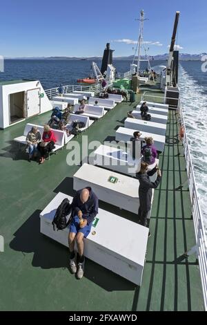 Les passagers se détendent et admirent le paysage sur le pont ouvert de la ferry Baldur traversant la baie de Breidafjordur près de Stykkisholmur, en Islande Banque D'Images