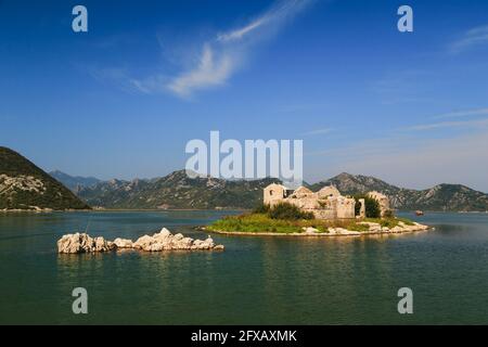 Une belle vue à la ruine de la forteresse de Grmozur sur l'île de Grmozur dans le parc national du lac Skadar au Monténégro, célèbre attraction touristique. Banque D'Images