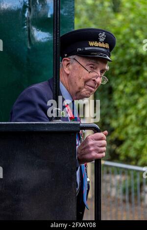 Garde en train, Welshpool & Llanfair Light Railway, Powys, pays de Galles. Banque D'Images