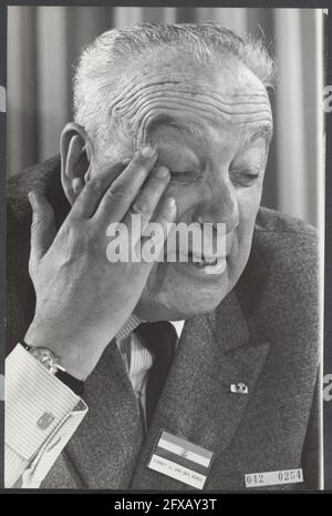 Un Sydney van der Bergh très fatigué, chef de la délégation commerciale en Afrique du Sud, après son arrivée à l'aéroport de Schiphol., 13 novembre 1968, délégations commerciales, dirigeants, Pays-Bas, Agence de presse du XXe siècle photo, nouvelles à retenir, documentaire, photographie historique 1945-1990, histoires visuelles, L'histoire humaine du XXe siècle, immortaliser des moments dans le temps Banque D'Images