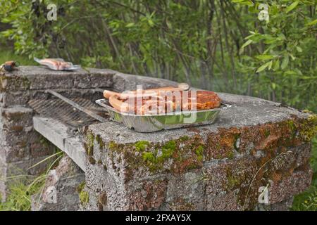 Agneau islandais mariné et saucisses prêtes à être grillées le Banque D'Images