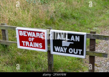 Panneaux gallois et anglais, station Castell Caereinion, Welshpool & Llanfair Light Railway, Powys, pays de Galles. Banque D'Images