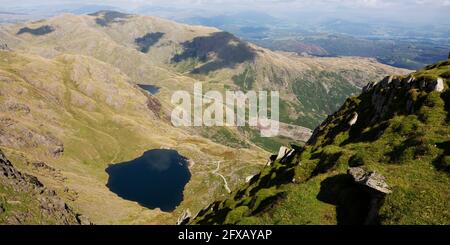 Basse eau au-dessous de l'ancien homme de Coniston à Cumbria, Angleterre. Banque D'Images