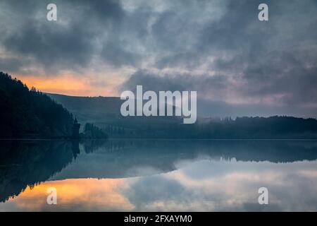 Sping Dawn Misty Morning, Lake Vernwy, Powys, pays de Galles. Banque D'Images