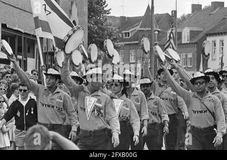 Premier jour des Marches de Nimègue. Citoyens israéliens avec tambourines, 25 juillet 1967, VIERDAAGSE, pays-Bas, agence de presse du XXe siècle photo, nouvelles à retenir, documentaire, photographie historique 1945-1990, histoires visuelles, L'histoire humaine du XXe siècle, immortaliser des moments dans le temps Banque D'Images