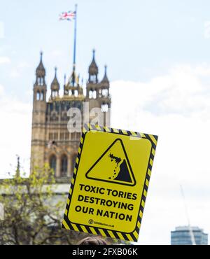 LONDRES, ROYAUME-UNI. 26 MAI: Les manifestants manifestent contre le gouvernement conservateur et Dominic Cummings comme ce dernier a comparu devant un comité parlementaire, Londres, Angleterre, le mercredi 25 mai 2021. (Credit: Tejas Sandhu | MI News) Credit: MI News & Sport /Alay Live News Banque D'Images