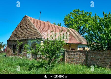 Ruines d'une vieille maison qui s'est effondré en raison de la détérioration. Banque D'Images