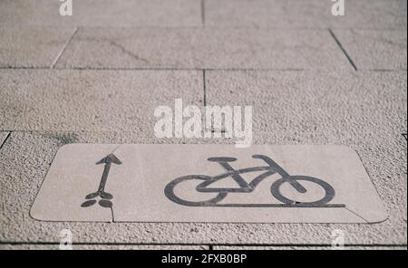 Signe d'une piste cyclable sur le trottoir. Banque D'Images