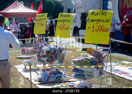 26 mai 2021, Brasilia, Distrito Federal, Brasil: (INT) les centrals de l'Union et les mouvements sociaux protestent contre la faim à Brasilia. 26 mai 2021, Brasilia, Brésil: Des manifestants liés à des centrals syndicaux et des mouvements sociaux protestent contre le gouvernement Bolsonaro, pour la vaccination contre le Covid-19, le paiement d'une aide d'urgence plus importante et la lutte contre la faim à l'Esplanade des ministères, à Brasilia, ce mercredi matin (26). Les entités ont l'intention de faire don de 3 tonnes de nourriture aux collecteurs de matériaux recyclables et ont promis de faire un acte sans agglomération et de maintenir des protocoles sanitaires à l'intérieur Banque D'Images