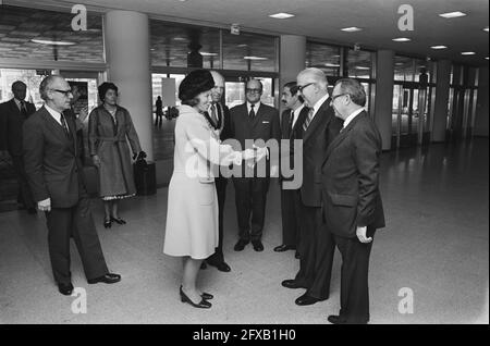 Princesse Beatrix au concours de diapositives couleur pour les écoliers de la Haye, salutation, fleurs et Maire Schols ( la Haye ), 1er novembre 1975, FLEURS, budgets, Maires, Princesses, pays-Bas, Agence de presse du XXe siècle photo, nouvelles à retenir, documentaire, photographie historique 1945-1990, histoires visuelles, L'histoire humaine du XXe siècle, immortaliser des moments dans le temps Banque D'Images