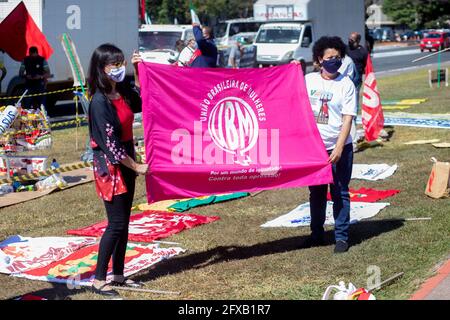 26 mai 2021, Brasilia, Distrito Federal, Brasil: (INT) les centrals de l'Union et les mouvements sociaux protestent contre la faim à Brasilia. 26 mai 2021, Brasilia, Brésil: Des manifestants liés à des centrals syndicaux et des mouvements sociaux protestent contre le gouvernement Bolsonaro, pour la vaccination contre le Covid-19, le paiement d'une aide d'urgence plus importante et la lutte contre la faim à l'Esplanade des ministères, à Brasilia, ce mercredi matin (26). Les entités ont l'intention de faire don de 3 tonnes de nourriture aux collecteurs de matériaux recyclables et ont promis de faire un acte sans agglomération et de maintenir des protocoles sanitaires à l'intérieur Banque D'Images