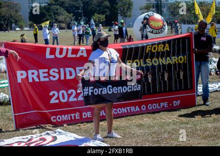 26 mai 2021, Brasilia, Distrito Federal, Brasil: (INT) les centrals de l'Union et les mouvements sociaux protestent contre la faim à Brasilia. 26 mai 2021, Brasilia, Brésil: Des manifestants liés à des centrals syndicaux et des mouvements sociaux protestent contre le gouvernement Bolsonaro, pour la vaccination contre le Covid-19, le paiement d'une aide d'urgence plus importante et la lutte contre la faim à l'Esplanade des ministères, à Brasilia, ce mercredi matin (26). Les entités ont l'intention de faire don de 3 tonnes de nourriture aux collecteurs de matériaux recyclables et ont promis de faire un acte sans agglomération et de maintenir des protocoles sanitaires à l'intérieur Banque D'Images