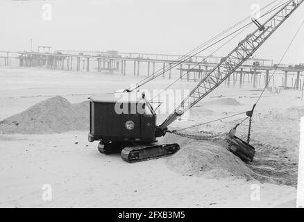 Egalisation de la plage à Scheveningen pour la saison à venir, 13 mars 1961, Egalisation, plages, pays-Bas, agence de presse du xxe siècle photo, nouvelles à retenir, documentaire, photographie historique 1945-1990, histoires visuelles, L'histoire humaine du XXe siècle, immortaliser des moments dans le temps Banque D'Images