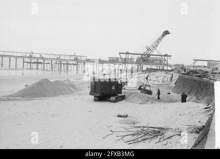 Egalisation de la plage à Scheveningen pour la saison à venir, 13 mars 1961, Egalisation, plages, Pays-Bas, Agence de presse du XXe siècle photo, nouvelles à retenir, documentaire, photographie historique 1945-1990, histoires visuelles, L'histoire humaine du XXe siècle, immortaliser des moments dans le temps Banque D'Images