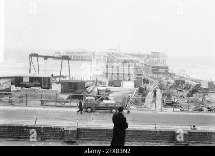 Nivellement de la plage de Scheveningen pour la saison à venir, 13 mars 1961, nivellement, plages, Pays-Bas, Agence de presse du XXe siècle photo, nouvelles à retenir, documentaire, photographie historique 1945-1990, histoires visuelles, L'histoire humaine du XXe siècle, immortaliser des moments dans le temps Banque D'Images