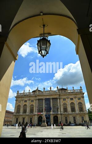 TURIN, ITALIE - 14 mai 2021: Aperçu du palais historique baroque de Madama à travers l'arcade à la place du château Turin Italie Mai 14 2021 Banque D'Images