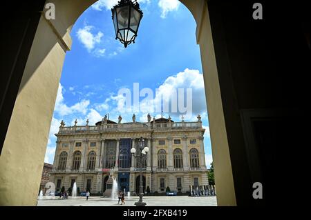 TURI, ITALIE - 14 mai 2021: Aperçu du palais historique baroque de Madama à travers l'arcade à la place du château Turin Italie Mai 14 2021 Banque D'Images