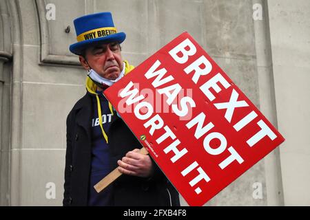 Londres, Royaume-Uni. 26 mai 2021. Les manifestants à l'extérieur du comité Dominic Cummings ont comparu à Whitehall. Steven Bray est un activiste britannique de Port Talbot, dans le sud du pays de Galles, qui en 2018 et 2019 a fait des manifestations quotidiennes contre le Brexit à College Green, Westminster. Il est connu sous le nom de Stop Brexit Man, MR Stop Brexit ou Stop Brexit Guy. Credit: JOHNNY ARMSTEAD/Alamy Live News Banque D'Images