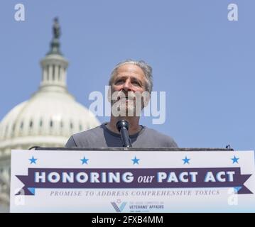 Washington, DC, États-Unis. 26 mai 2021. Jon Stewart s'exprime lors d'une conférence de presse sur la Comprehensive Toxics Act de 2021 à Capitol Hill le mercredi 26 mai 2021 à Washington, DC. Photo par Jemal Countess/UPI crédit: UPI/Alay Live News Banque D'Images