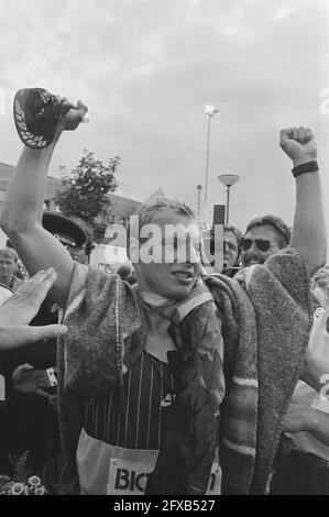 Championnat d'Europe triathlon à Almere; vainqueur George Stam après la fin, 17 août 1985, gagnants, triathlons, Pays-Bas, Agence de presse du XXe siècle photo, nouvelles à retenir, documentaire, photographie historique 1945-1990, histoires visuelles, L'histoire humaine du XXe siècle, immortaliser des moments dans le temps Banque D'Images