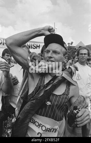 Triathlon du Championnat d'Europe à Almere; gagnant Gregor Stam après la fin, 17 août 1985, gagnants, triathlons, Pays-Bas, Agence de presse du XXe siècle photo, nouvelles à retenir, documentaire, photographie historique 1945-1990, histoires visuelles, L'histoire humaine du XXe siècle, immortaliser des moments dans le temps Banque D'Images
