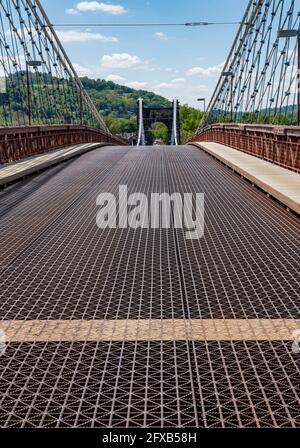 Structure métallique de l'ancien pont suspendu portant le National Traversez la rivière Ohio dans Wheeling West Virginia Banque D'Images