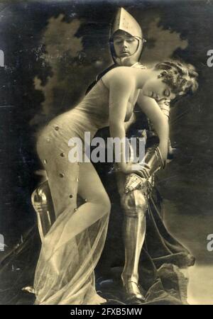 Léopold-Émile Reutlinger photographie vintage d'un chevalier en armure brillante et d'un damsel en détresse qu'elle n'est pas. Banque D'Images