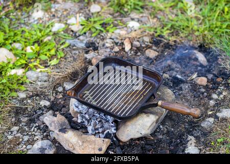 Tir en grand angle d'un brazier vide sur un feu de camp Banque D'Images