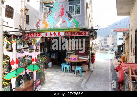 HONG KONG-APR. 10, 2011: Épicerie d'angle bien décorée à Tai O, île Lantau. Autrefois une ville de pêche étroitement liée à Hong Kong habitée par le T Banque D'Images