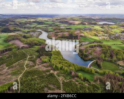 Vue aérienne du Lingesetalsperre (barrage de Lingese) À Marienheide en Allemagne et au Bruchertalsperre (barrage de Brucher) en arrière-plan Banque D'Images