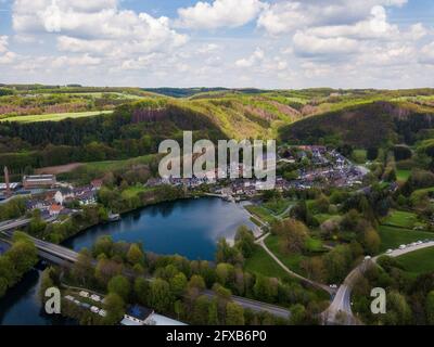 Vue aérienne de l'église du monastère Sankt Maria Magdalena à Wuppertal Beyenburg située derrière le réservoir de Beyenburger. Banque D'Images