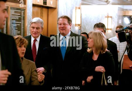 Washington, D.C., le 21 mars 2007 -- l'ancien vice-président des États-Unis, Al Gore, se présente pour témoigner devant le Comité sénatorial des États-Unis sur l'environnement et les travaux publics de son point de vue sur le réchauffement climatique à Washington, D.C., le mercredi 21 mars 2007. De gauche à droite : la sénatrice américaine Barbara Boxer (démocrate de Californie) ; le sénateur John Warner (républicain de Virginie) ; l'ancien vice-président Al Gore ; Tipper Gore..Credit : Ron Sachs / CNP.(Note de la rédaction : pas de journaux New York ou New Jersey dans un rayon de 75 miles de la ville de New York) / MediaPunch Banque D'Images