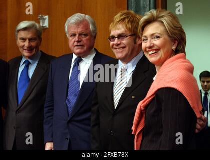 Washington, DC - le 11 avril 2002 -- Sir Elton John, président de la Elton John AIDS Foundation, Beverly Hills, Californie, se présente pour témoigner devant le Comité sénatorial américain de la santé, de l'éducation, du travail et des pensions sur « la capacité de prendre soin : dans un monde vivant avec le sida ». De gauche à droite : le sénateur américain John Warner (républicain de Virginie), le sénateur américain Edward M. « Ted » Kennedy (démocrate du Massachusetts), Elton John, et le sénateur américain Hillary Rodham Clinton (démocrate de New York). Crédit : Ron Sachs / CNP / MediaPunch Banque D'Images