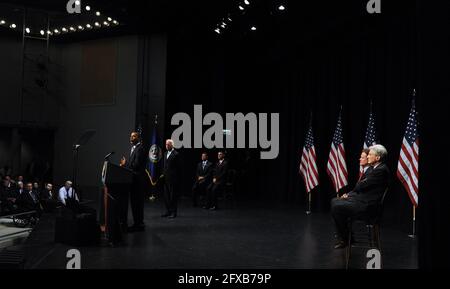 Fairfax, va - le 3 août 2009 -- le président des États-Unis Barack Obama, le vice-président Joseph Biden, le secrétaire américain aux anciens combattants Eric Shinseki, le sergent d'état-major du corps maritime James Miller, le sénateur américain Jim Webb (démocrate de la Virginie), Et l'ancien sénateur américain John Warner (républicain de Virginie, de gauche à droite, assister à un événement marquant la mise en œuvre du projet de loi sur la GI post-9/11 à l'Université George Mason de Fairfax, Virginie, le lundi 3 août 2009. .Credit: Roger L. Wollenberg / Pool via CNP /MediaPunch Banque D'Images