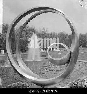 Keukenhof 1964, beaux-arts, entrée italienne Involuzione del Cercio B par Carmelo Campello, 20 avril 1964, ART, pays-Bas, agence de presse du xxe siècle photo, nouvelles à retenir, documentaire, photographie historique 1945-1990, histoires visuelles, L'histoire humaine du XXe siècle, immortaliser des moments dans le temps Banque D'Images