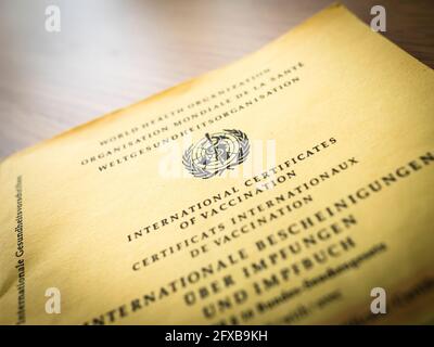 Zurich, Suisse - 22 mai 2021 : couverture d'un certificat international de vaccination (version allemande), également connu sous le nom de carte Jaune ou carte jaune, déposé par l'Organisation mondiale de la santé (OMS). Banque D'Images