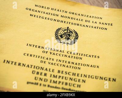 Zurich, Suisse - 22 mai 2021 : couverture d'un certificat international de vaccination (version allemande), également connu sous le nom de carte Jaune ou carte jaune, déposé par l'Organisation mondiale de la santé (OMS). Banque D'Images