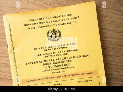 Zurich, Suisse - 22 mai 2021 : couverture d'un certificat international de vaccination (version allemande), également connu sous le nom de carte Jaune ou carte jaune, déposé par l'Organisation mondiale de la santé (OMS). Banque D'Images