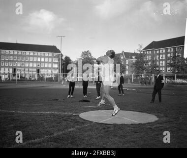 Compétitions internationales d'athlétisme d'Amsterdam Cees Koch (lanceur de discus), 13 juin 1962, compétitions d'athlétisme, pays-Bas, agence de presse du xxe siècle photo, nouvelles à retenir, documentaire, photographie historique 1945-1990, histoires visuelles, L'histoire humaine du XXe siècle, immortaliser des moments dans le temps Banque D'Images