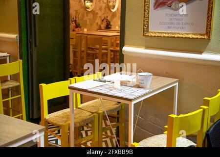 Malaga, Espagne - 16 mai 2020 : restaurant espagnol servant une cuisine nationale dans le centre-ville historique de Malaga Banque D'Images