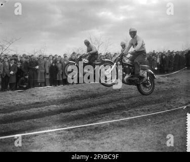 Motocross international à Gemert (Brabant du Nord) ff Huib Saillet (2) et Frits Selling, 22 février 1959, motocross, pays-Bas, agence de presse du xxe siècle photo, nouvelles à retenir, documentaire, photographie historique 1945-1990, histoires visuelles, L'histoire humaine du XXe siècle, immortaliser des moments dans le temps Banque D'Images