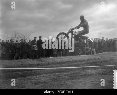 Motocross international à Gemert (Brabant du Nord). Joep Jansen en action sur le saut à ski, 22 février 1959, motocross, sauts à ski, Pays-Bas, Agence de presse du XXe siècle photo, nouvelles à retenir, documentaire, photographie historique 1945-1990, histoires visuelles, L'histoire humaine du XXe siècle, immortaliser des moments dans le temps Banque D'Images