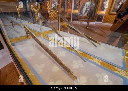 Versailles, France - 19 05 2021 : Château de Versailles. Épée de couronnement et son fourreau Banque D'Images