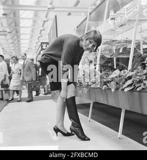 Salon international de la chaussure à Jaarbeurs à Utrecht, 13 avril 1964, chaussures, pays-Bas, agence de presse du xxe siècle photo, nouvelles à retenir, documentaire, photographie historique 1945-1990, histoires visuelles, L'histoire humaine du XXe siècle, immortaliser des moments dans le temps Banque D'Images