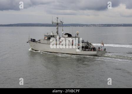 Le chasseur de mines de classe tripartite BNS LOBELIA (M921) se dirigeant vers le Solent Banque D'Images