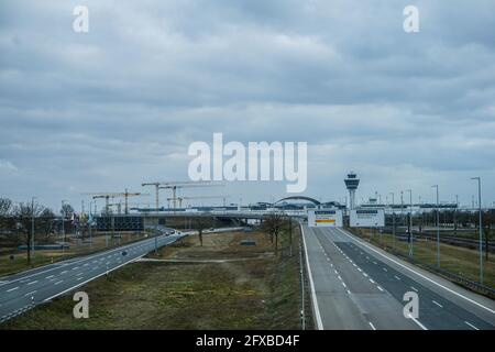 Vue sur l'aéroport Franz Josef Strauß de Munich depuis l'autoroute de la ville. Banque D'Images