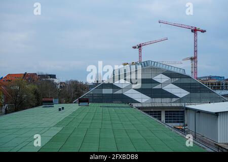 Le quartier d'Obersendling est en plein bouleversement. Il y a beaucoup de construction en cours. Vue de deux grues depuis une plate-forme de stationnement. Banque D'Images