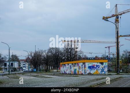 Un ancien arrêt de tramway à Ratzingerplatz, dans le quartier d'Obersendling à Munich, avec un mélange de bâtiments résidentiels, d'installations industrielles et de boutiques. Banque D'Images