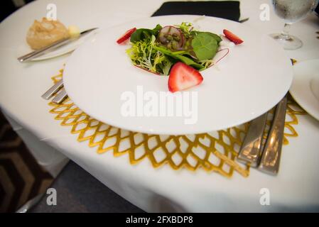 Saladier avec graines de citrouille aux fraises aux épinards et vinaigrette Banque D'Images